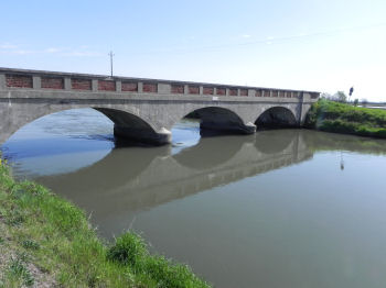 Il Ponte di Roncarolo in cammino tra le risaie verso Vercelli (31955 bytes)